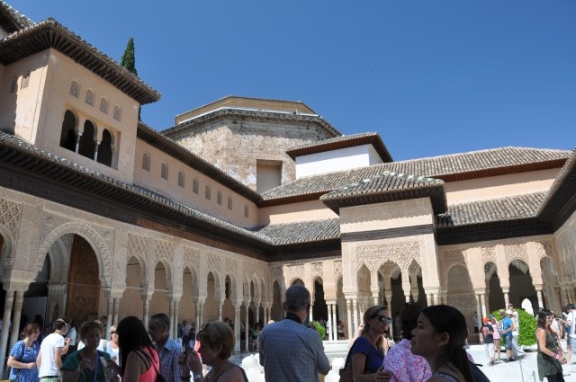 Turyści w Alhambrze
