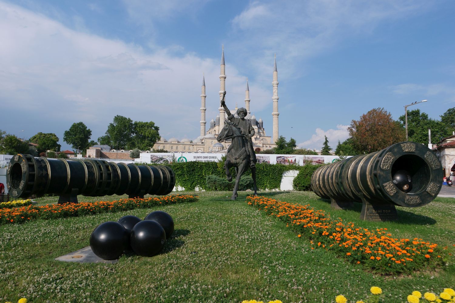 Pomnik armaty Bazylika przed Meczetem Selimiye w Edirne