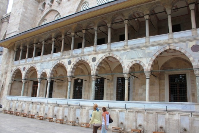 Dwukondygnacyjne galerie otaczające dziedziniec meczetu Sulejmana