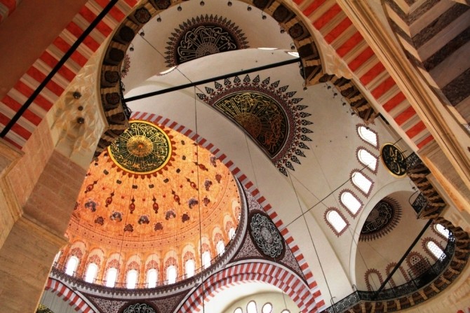 Wnętrze meczetu Sulejmana - widok na kopułę