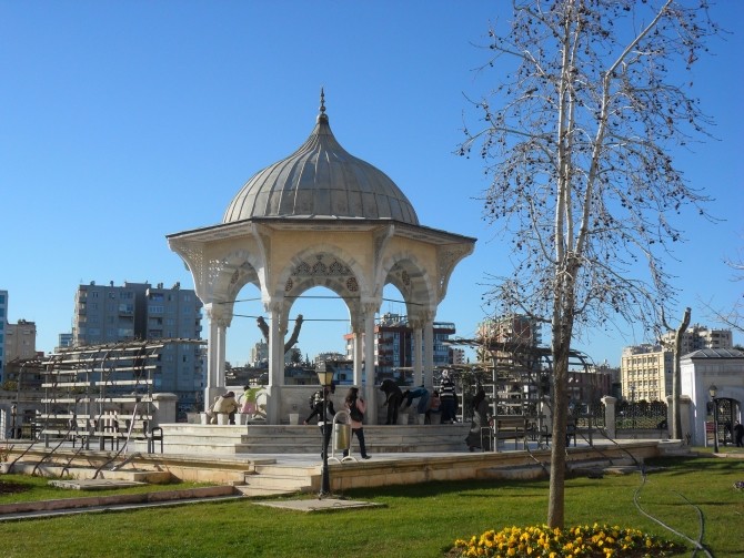 Fontanna przy meczecie Sabanci Merkez w Adanie - autorką zdjęcia jest Magdalena Wanta