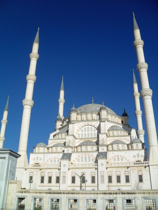 Meczet Sabanci Merkez - autorką zdjęcia jest Magdalena Wanta