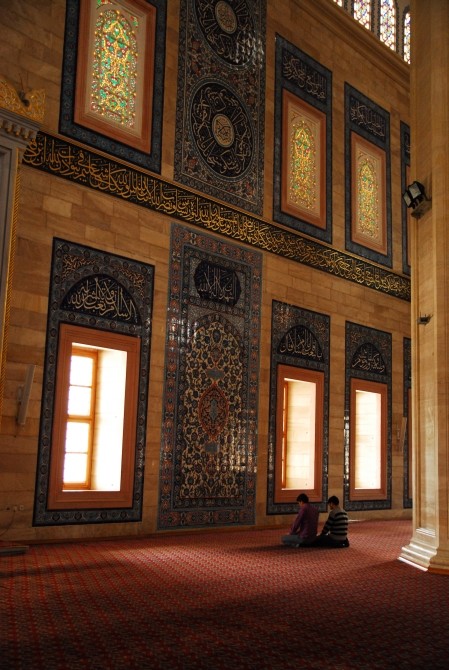 Wnętrze meczetu Sabanci Merkez - autorką zdjęcia jest Kamila Mądrzyńska
