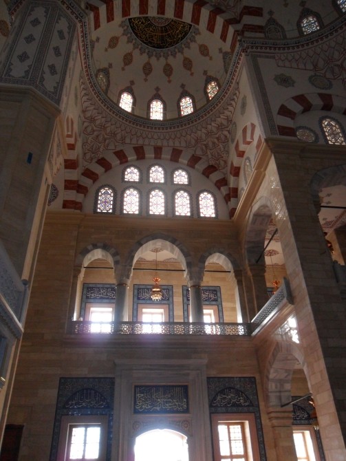 Wnętrze meczetu Sabanci Merkez - autorką zdjęcia jest Magdalena Wanta