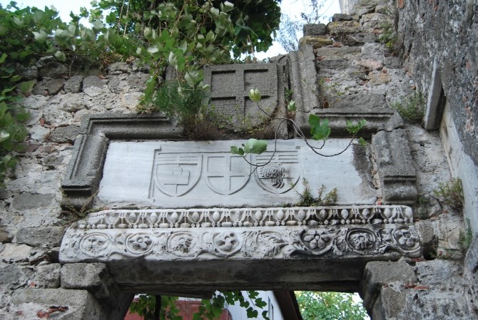 Detal z murów twierdzy w Amasrze