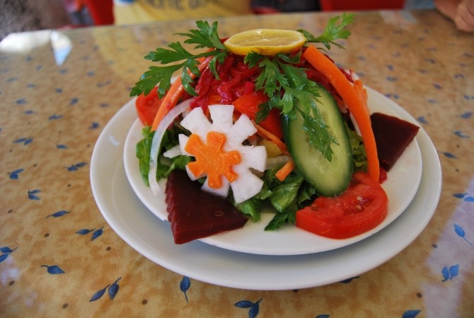 Sałatka z burakami - typowa przystawka serwowana w Amasrze