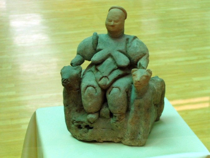 Posążek siedzącej kobiety z Çatalhöyük na wystawie w Muzeum Cywilizacji Anatolijskich w Ankarze