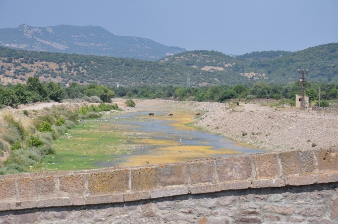 Most Hüdavendigar w Assos - widok na potok Tuzla