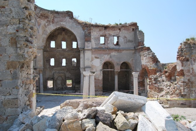 Bazylika Mądrości Bożej na terenie zamku w Enez