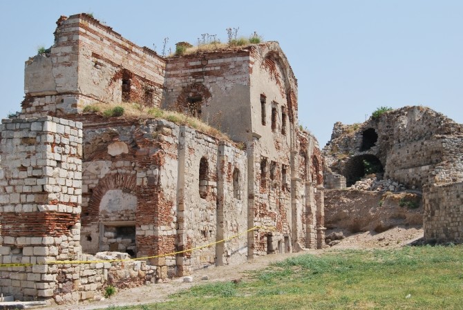 Bazylika Mądrości Bożej na terenie zamku w Enez