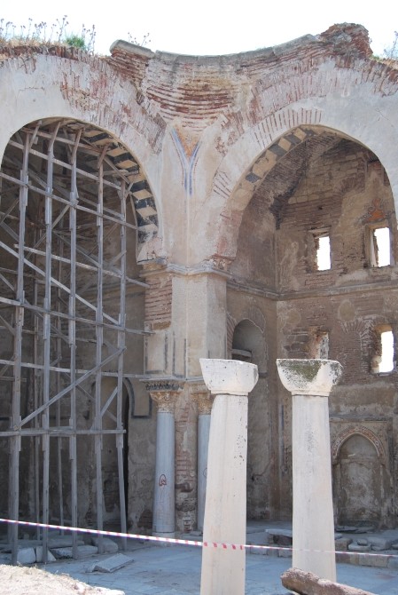 Apsyda bazyliki na terenie zamku w Enez