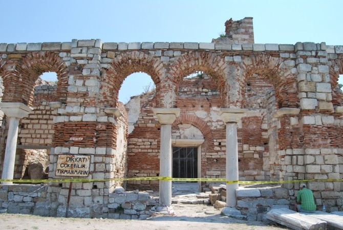 Narteks bazyliki na terenie zamku w Enez