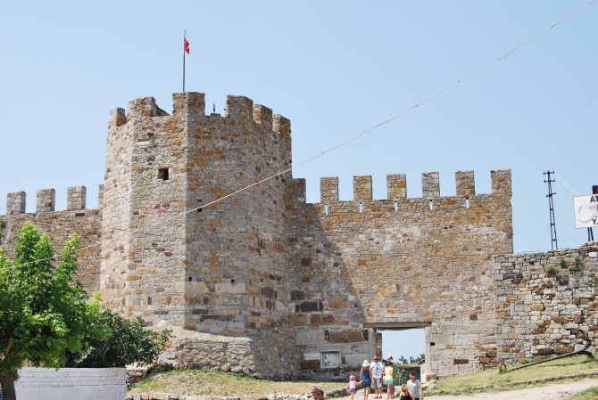 Główna brama prowadząca na teren zamku w Enez