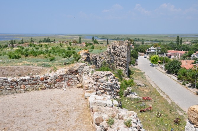 Linia fortyfikacji na terenie zamku w Enez