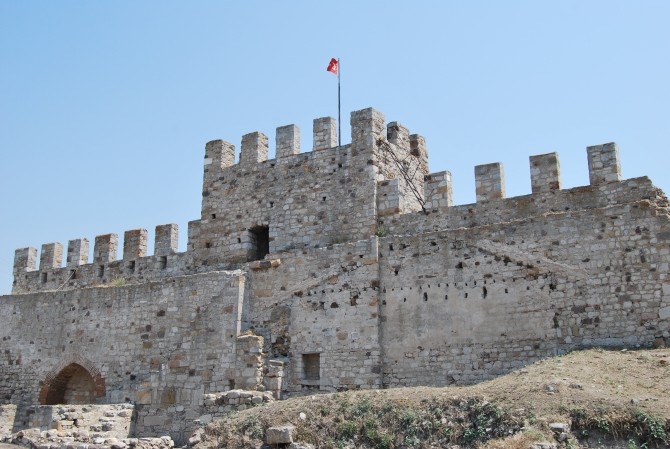 Mury obronne zamku w Enez