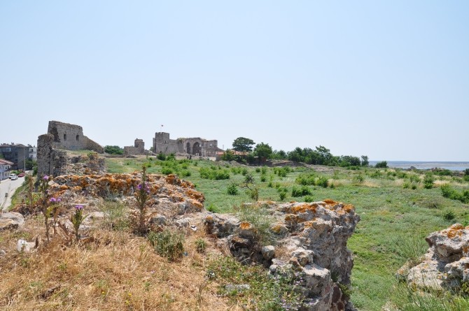 Widok ogólny na zamek w Enez