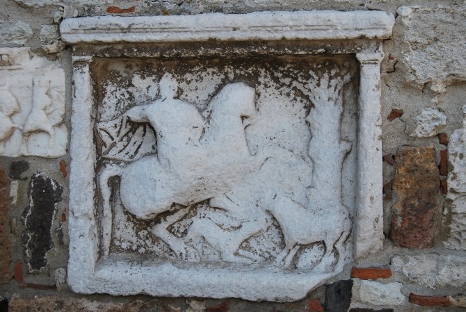 Tracki jeździec wykuty w marmurze - zamek w Enez