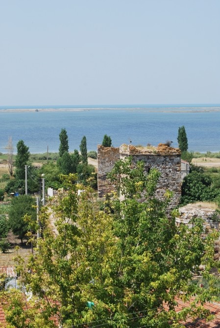 Jedna z wież obronnych na terenie zamku w Enez