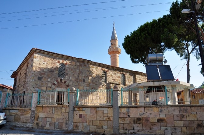 Meczet Fatih został zbudowany przez Mustafę Ağa po zdobyciu miasta przez sułtana Mehmeda Zdobywcę w 1455 roku