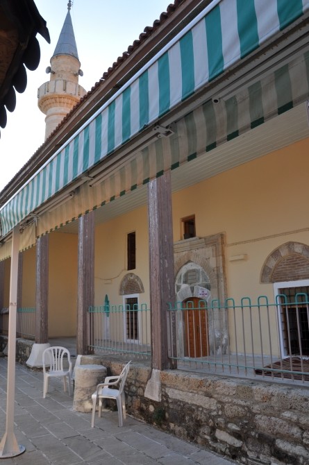 Inskrypcja nad głównym wejściem do meczetu Fatih wspomina sułtana Sulejmana Wspaniałego, który nakazał remont budynku