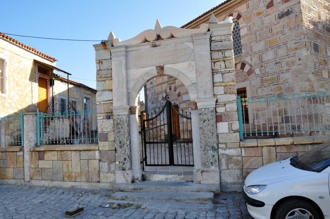 Nad wejściem na dziedziniec meczetu Fatih w Foçy znajduje się inskrypcja mówiąca o budowniczym meczetu
