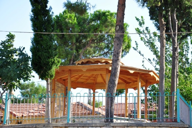 Tradycyjna, drewniana konstrukcja fontanny ablucyjnej meczetu Fatih w Foçy