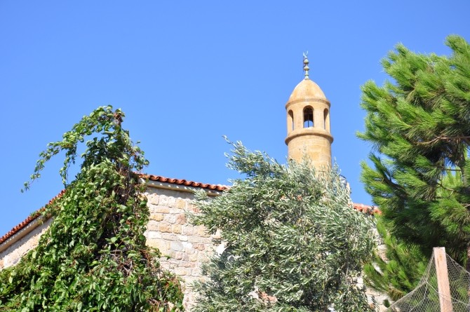 Kayalar Camii w Foçy znajduje się na terenie twierdzy Beşkapılar