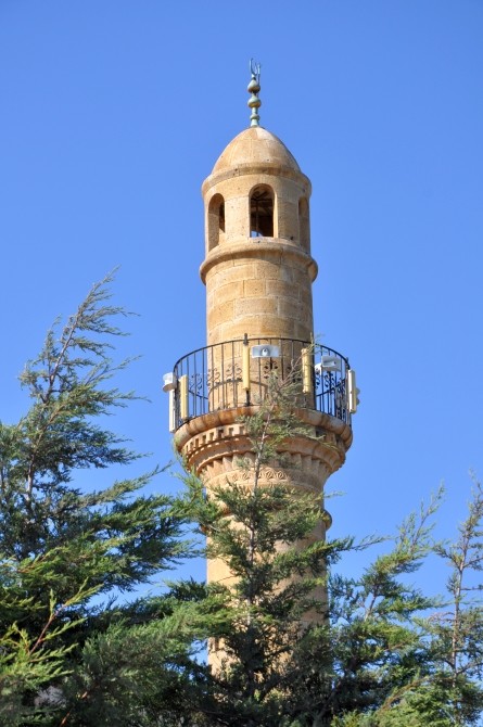 Minaret Kayalar Camii jest znacznie młodszy od reszty budowli