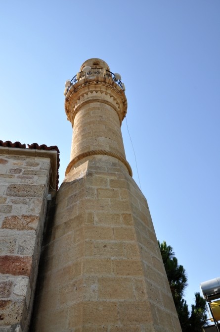 Minaret Kayalar Camii jest znacznie młodszy od reszty budowli