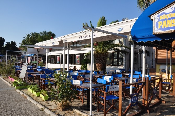Bar na promenadzie przy zatoce Küçükdeniz