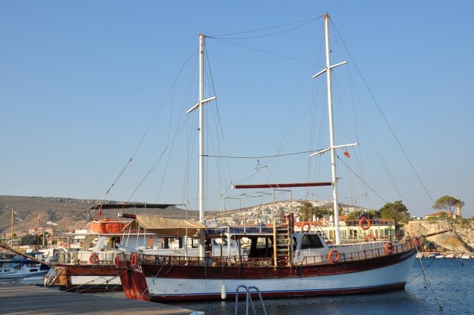 Jacht na wodach zatoki Küçükdeniz