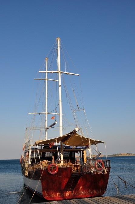 Jacht na wodach zatoki Küçükdeniz