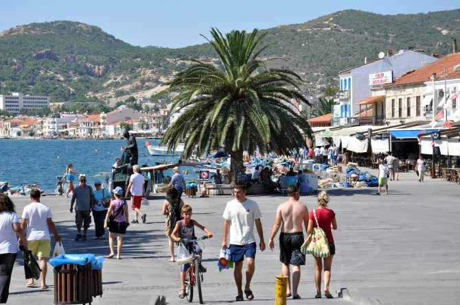 Wczasowicze na promenadzie przy zatoce Küçükdeniz