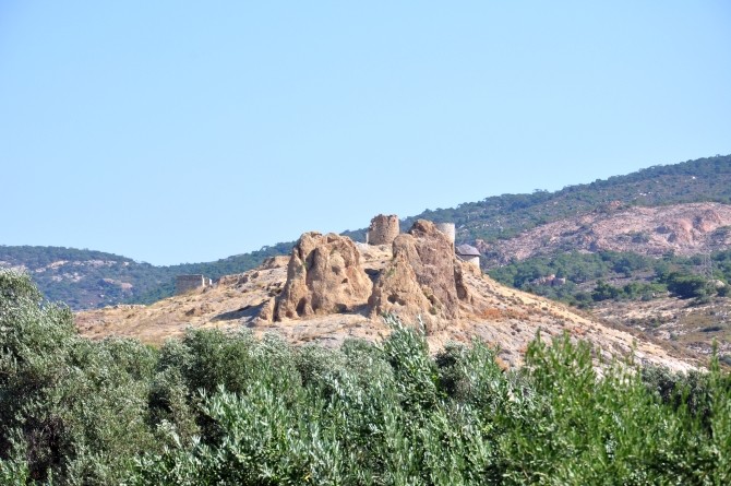 Zabytkowe wiatraki na wzgórzu Top Dağı w Foçy