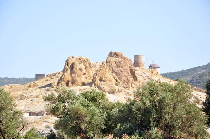 Zabytkowe wiatraki na wzgórzu Top Dağı w Foçy