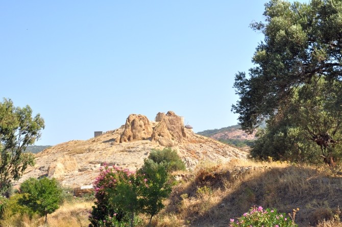 Zabytkowe wiatraki na wzgórzu Top Dağı w Foçy
