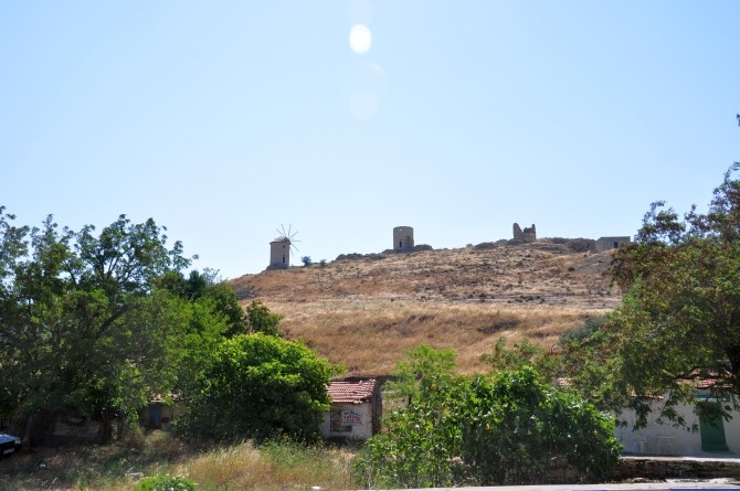 Zabytkowe wiatraki na wzgórzu Top Dağı w Foçy