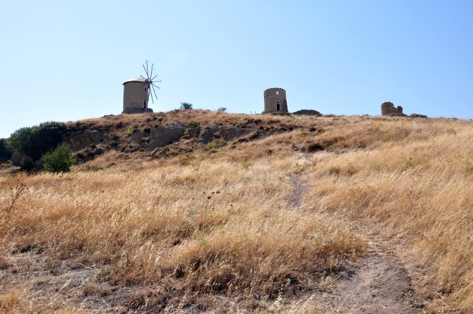 Zabytkowe wiatraki na wzgórzu Top Dağı w Foçy