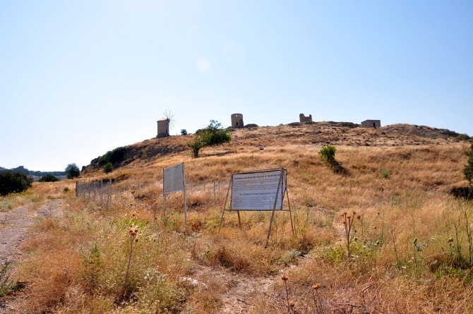 Zabytkowe wiatraki na wzgórzu Top Dağı w Foçy