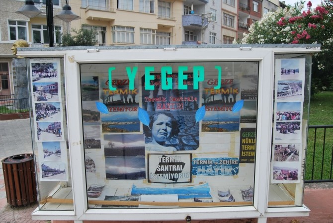 Gablota protestujących przeciwko budowie elektrowni w Gerze