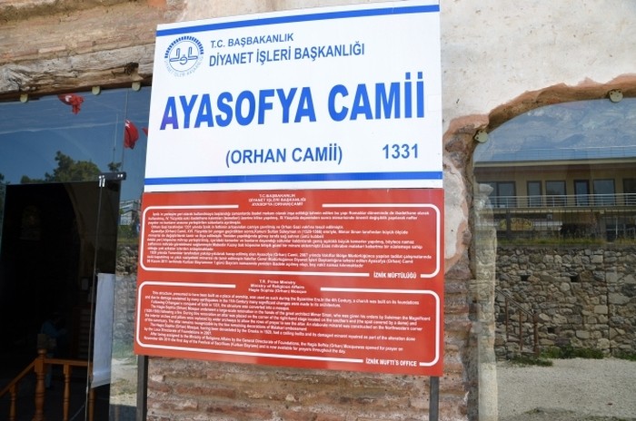 Nowa tablica informacyjna przed Hagia Sophia w Izniku