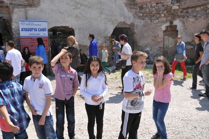 Wycieczka szkolna przed Hagia Sophia w Izniku