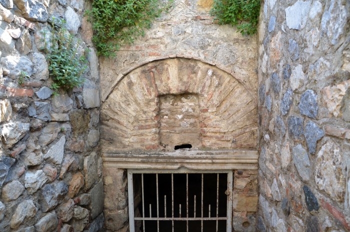 Fronton bramy baptysterium w Izniku