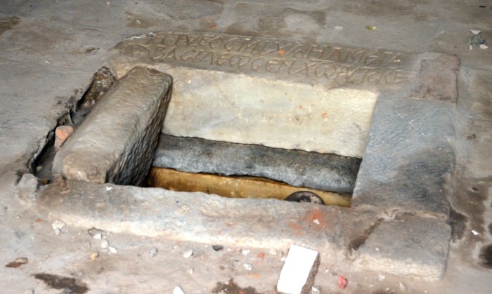 Źródło obudowane marmurowymi płytami