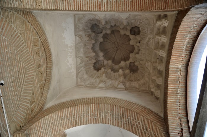 Sklepienie zwierciadlane nad portykiem meczetu