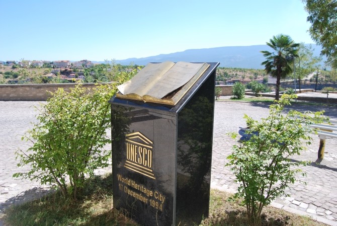 Przed wejściem do muzeum - tablica informacyjna UNESCO