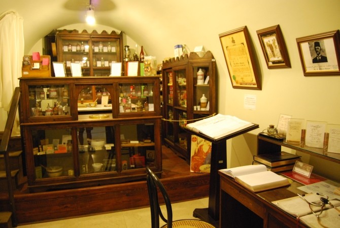 Odtworzone wnętrze apteki