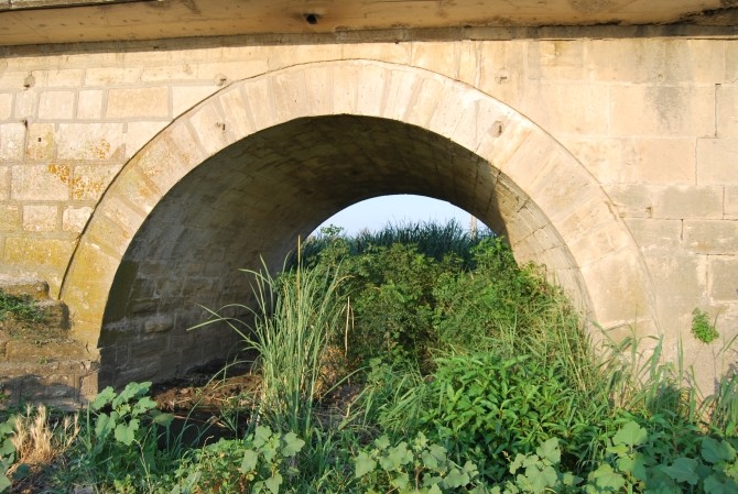 Jeden ze 172 łuków mostu