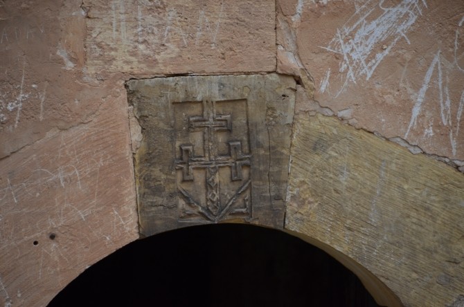 Krzyż zdobiący ścianę monastyru Mor Augin