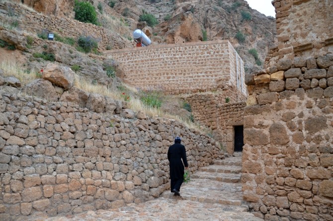 Ojciec Joaquin oprowadza po Mor Augin